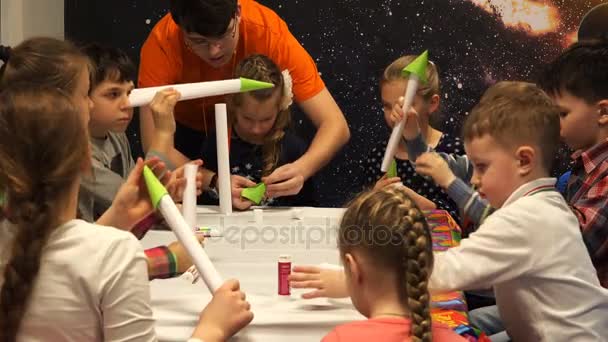 Kinder im Klassenzimmer arbeiten mit buntem Papier und Klebstoff — Stockvideo