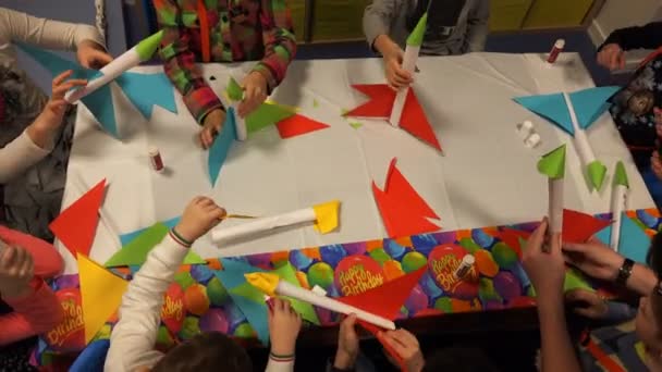 Los niños en la mesa de papel de color cohete espacio pegamento — Vídeos de Stock