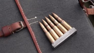 Deri çanta silah için durum ve diğer gerekli şeyleri Dünya Savaşı'nda bir asker