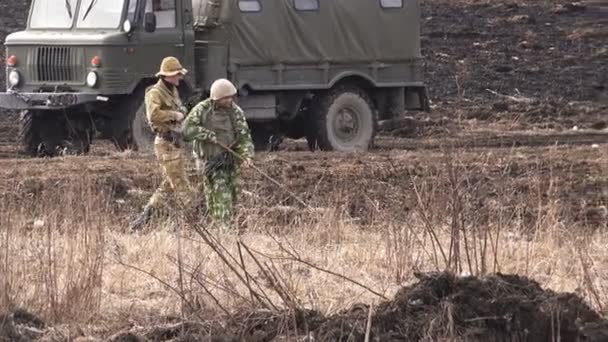 Mijnwerker en militaire deskundigen zijn het verkennen van het mijnenveld mine detector — Stockvideo