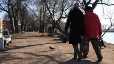 İnsanlar water park yakınındaki bir yol boyunca yürüyüş ve temiz hava