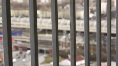 Hareketin arkasında barlar Megapolis balkon kentsel yaşam