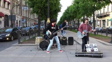 Turistler önünde sokakta para performans müzisyenler yapmak