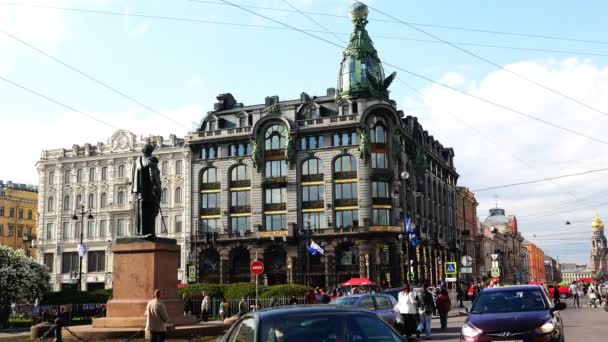Skaror av turister och förbipasserande på Nevsky Prospekt nära huset sångare — Stockvideo