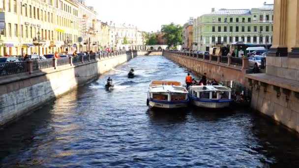 Två jet skidor flyta vid Gribojedov kanalen i centrum — Stockvideo