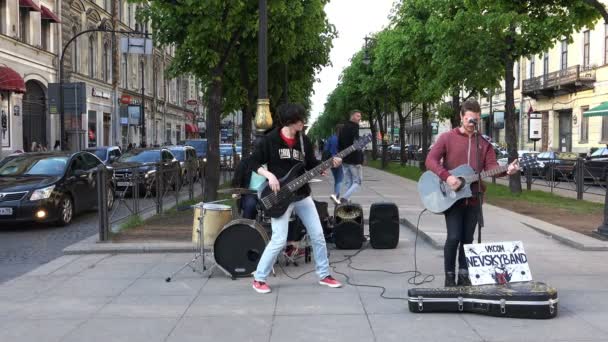 Музыканты зарабатывают деньги, выступая на улице перед туристами — стоковое видео