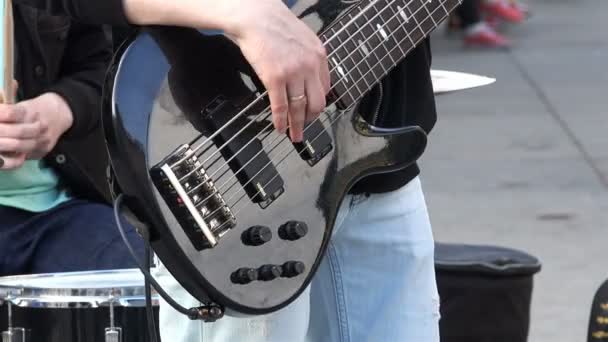 Gitarrist Finger berührt die Saiten der Gitarre und komponiert Musik — Stockvideo