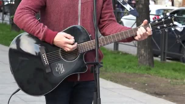 Tocar guitarra e cantar na rua para os transeuntes e turistas — Vídeo de Stock