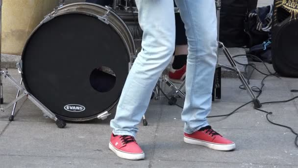 Muzikanten benen in rode sneakers tikt bits drummer — Stockvideo