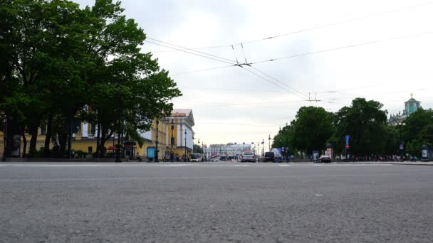 Palatset Passage och amiralitetet byggnad på huvudgatan i Sankt Petersburg — Stockvideo