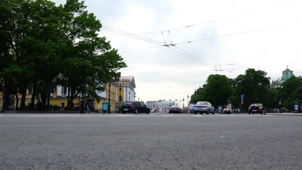 Την κυκλοφορία των οχημάτων στο παλάτι ταξίδι από κτίριο στον κεντρικό δρόμο της Αγίας Πετρούπολης του Ναυαρχείου — Αρχείο Βίντεο