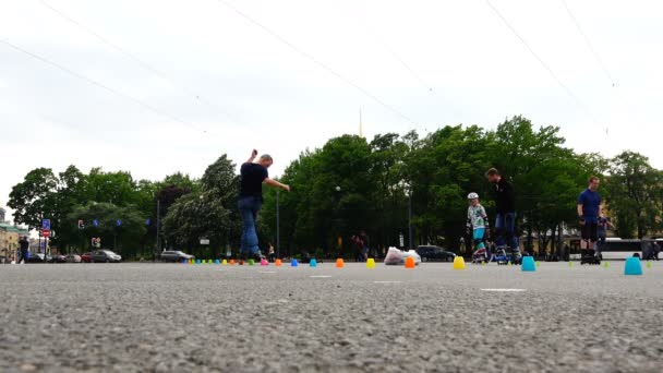 Sport sport extrême sur patins à roulettes avec obstacles — Video