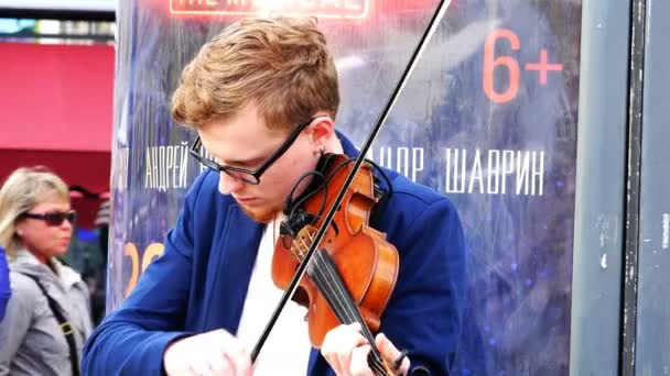 眼镜演奏家演奏小提琴在大街上的人 — 图库视频影像