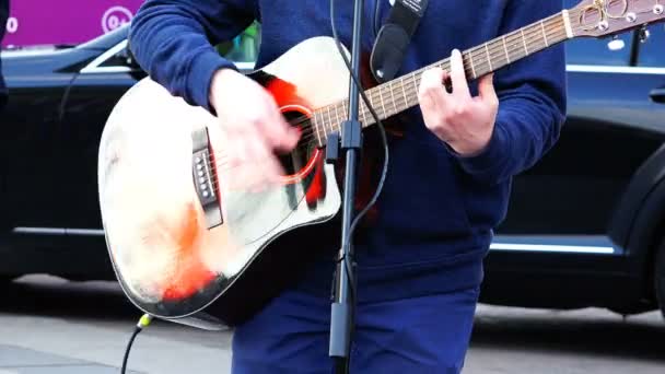 Guitarrista profissional tocando guitarra dedilhado as cordas — Vídeo de Stock