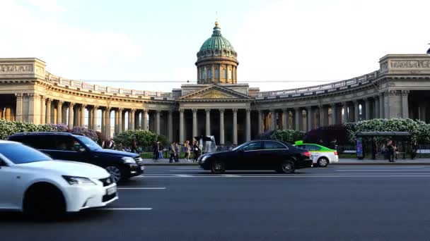 Trafic sur Nevsky Prospekt près de la cathédrale de Kazan — Video