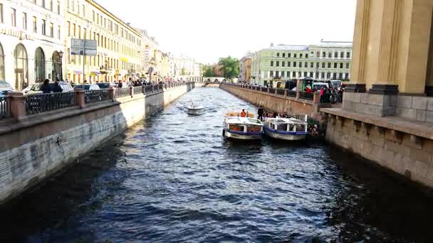 Barco flota en el canal de agua de una gran ciudad turística — Vídeo de stock