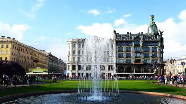 Fonte, turistas e a arquitetura antiga do edifício no verão São Petersburgo — Vídeo de Stock