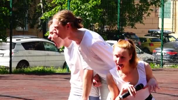 Acteurs tonen mimic poseren op straat — Stockvideo