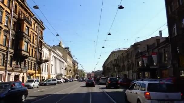 Dálnice mezi budovami Liteiny Avenue v centru města — Stock video