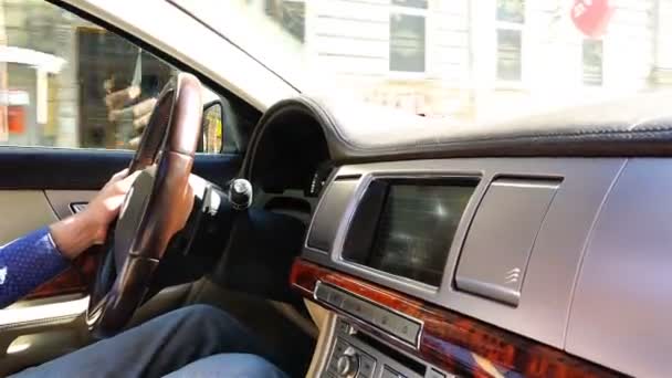 Gestion de la voiture de classe affaires avec intérieur en cuir et électronique à l'intérieur — Video