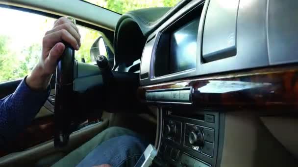 Мужчина водит машину элитного класса — стоковое видео
