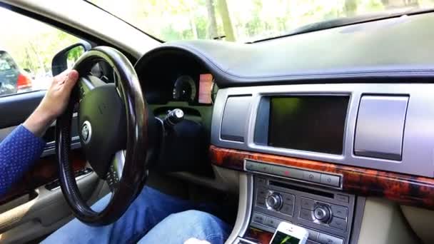 Der Fahrer parkt das Auto Business Class mit einem Computer — Stockvideo
