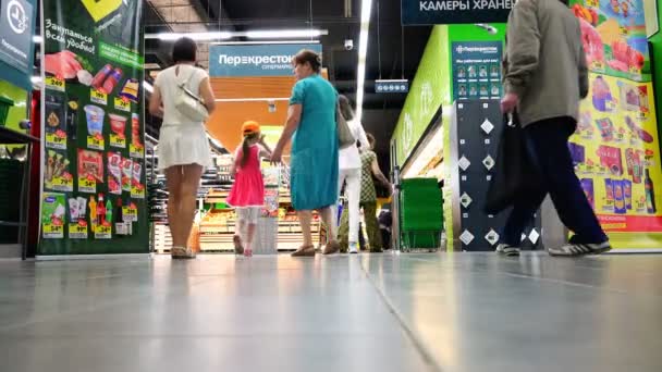 Посетители в большом продуктовом гипермаркете — стоковое видео