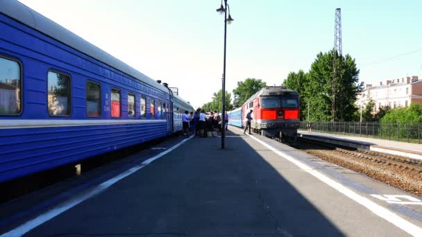 Arasında iki yolcu treni istasyonu platformu — Stok video