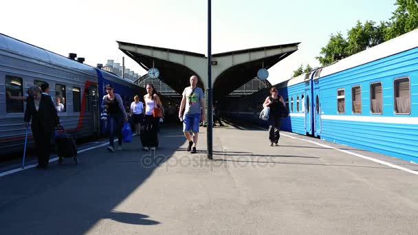Mensen gaan op het perron van het station aan boord van de trein — Stockvideo