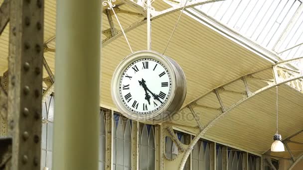 Design de estilo fino e arquitetura do relógio histórico da estação ferroviária — Vídeo de Stock