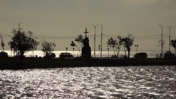 Carretera de carril con un monumento arquitectónico frente al mar lavado con agua — Vídeos de Stock