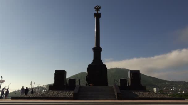 Turisti e residenti della città stanno camminando vicino al monumento patrimonio nazionale — Video Stock