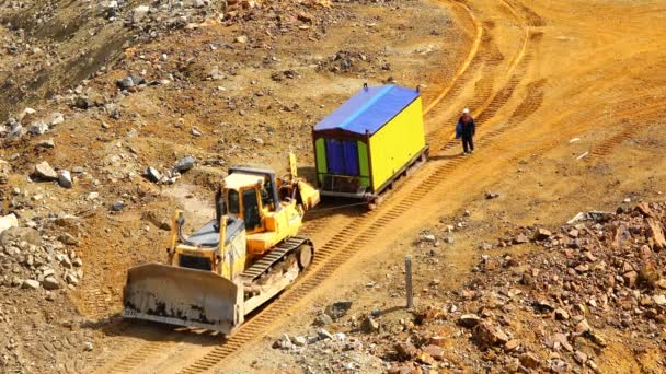 Kızak üzerinde döken buldozer üzerinde sürükleyerek çekme halatı — Stok video