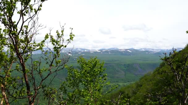 Pohled na zasněžené vrcholky hor a kopců v zeleném údolí — Stock video