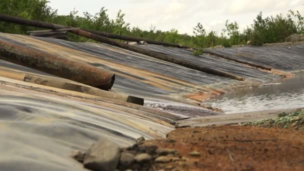 Descargas de água infectados sujos vêm em tubulação velha enferrujado — Vídeo de Stock