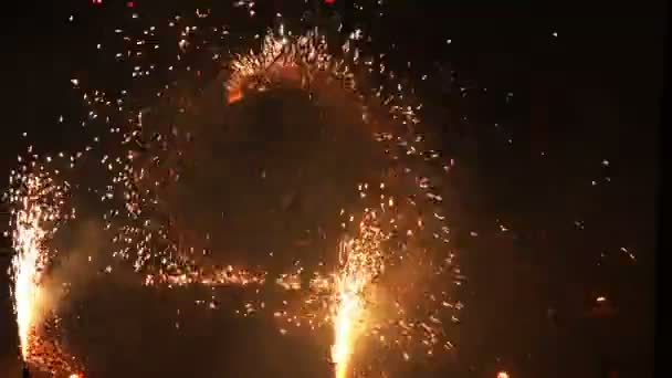 Desempenho fogo bola de fogo com faíscas em um círculo — Vídeo de Stock