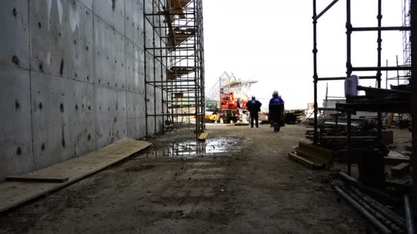 Инспекторы и строительные надзиратели проверяют ход строительства объекта — стоковое видео