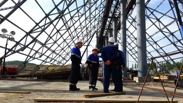 Incontro dei lavoratori sotto la cupola dell'oggetto in costruzione — Video Stock