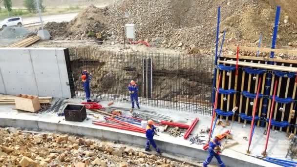I costruttori eseguono lavori sull'erezione di strutture monolitiche in cemento armato della struttura — Video Stock