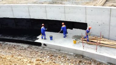 beton su yalıtımı için reçine ile su geçirmez işçi gerçekleştirmek