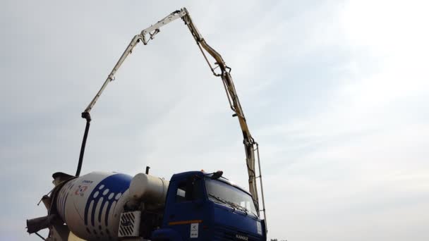 Il tronco di una pompa di calcestruzzo in una betoniera quando si prende una miscela di calcestruzzo da una betoniera — Video Stock