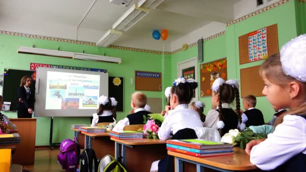 De eerste les in de primaire klasse op de dag van de kennis — Stockvideo