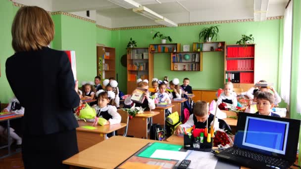 Am 1. September trifft die Lehrerin die Erstklässler in einer offenen Unterrichtsstunde — Stockvideo