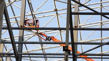 metal yapılar arasında asansörde bir yükseklikte işçi hareketi