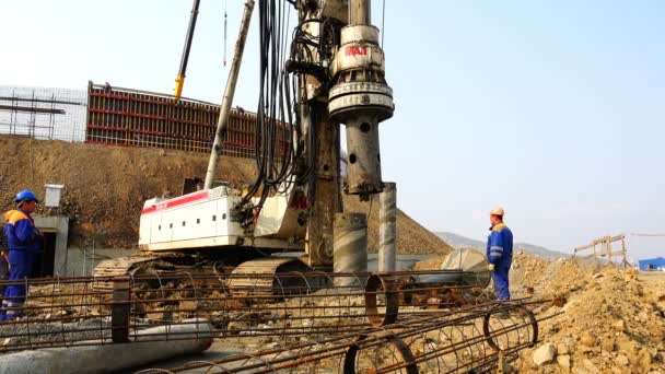 Verwijdering uit de put na het gieten van de betonnen behuizing — Stockvideo