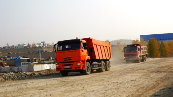 货物运输沿沙的土路的运动 — 图库视频影像
