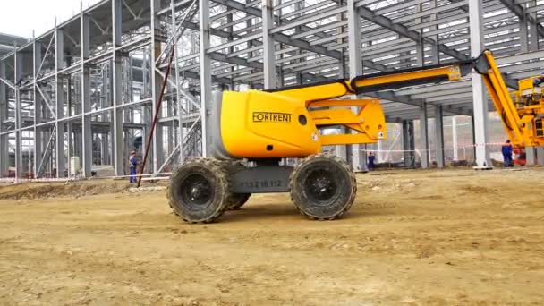 The expert manages a self-propelled cranked lift — Stock Video