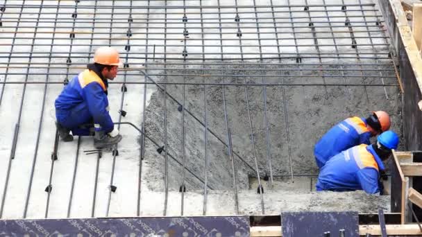 Εργαζόμενοι εκτελούν εργασίες για την κατασκευή ένα κοίλωμα ενός βιομηχανικού κτιρίου — Αρχείο Βίντεο