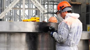 vasıflı işçi bir metal parçası bir öğütücü ile işleme