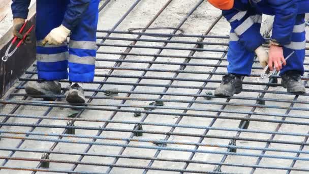 Trabalhadores com um fio de ferramenta de construção por reforço de fio — Vídeo de Stock
